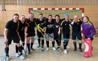 Alte Männer mit Krückstock holen Masters 40 Titel